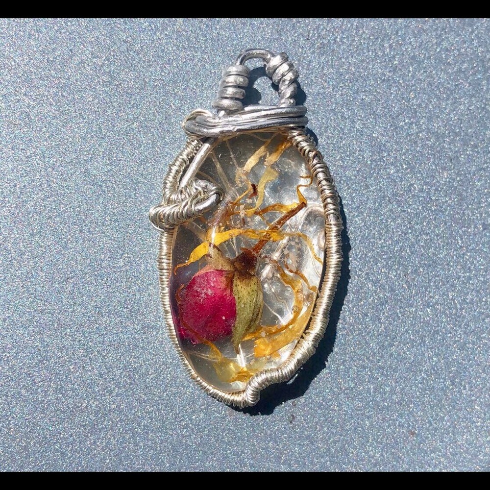*HANDMADE* Rose & Calendula Resin Pendant 🌹